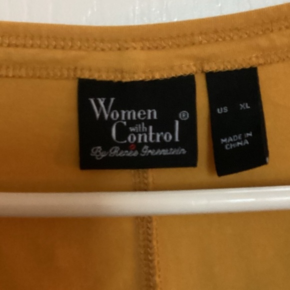 Women With Control - Picture 4 of 7
